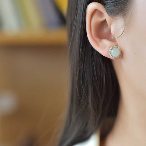 2426#925 perak bertatahkan giok Hetian berbentuk telur bulat anting perak polos, gioknya hangat dan halus, gayanya baru dan unik, termasuk ongkos kirim dan pajak