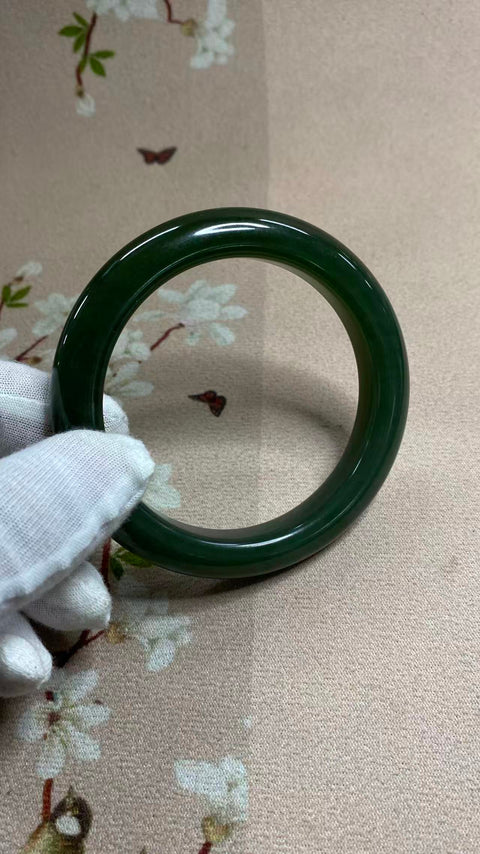 Gelang giok Xiuyan yang indah, berwarna hijau penuh dengan zamrud mengambang, diameter dalam: 60 mm, lebar tepi: 12 mm. Batunya terbentuk secara alami, dan polanya acak. Biaya kirim dan pajak sudah termasuk.