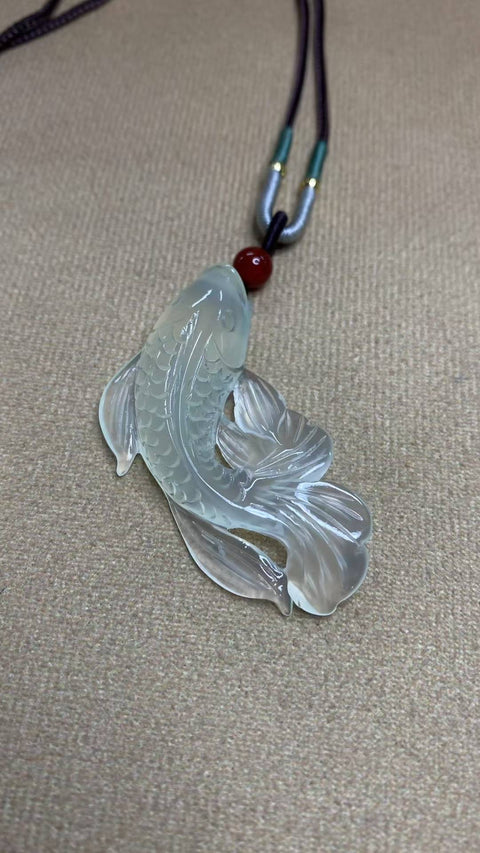 Berjuang untuk Keunggulan: Liontin Giok Xiuyan yang Indah - Ikan Koi - Melambangkan Kekayaan dan Keberuntungan yang Berlimpah. Ukuran: 50 x 29 mm, termasuk ongkos kirim dan pajak.