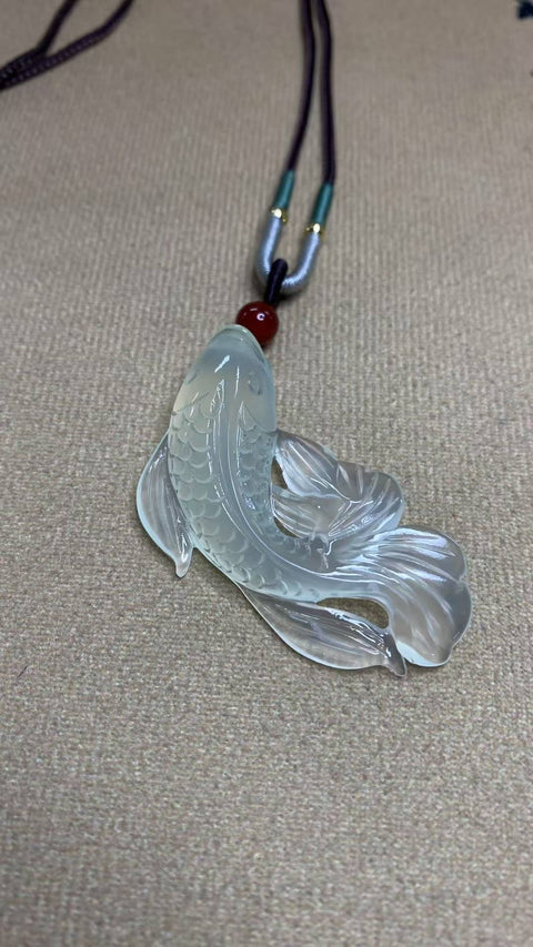 Berjuang untuk Keunggulan: Liontin Giok Xiuyan yang Indah - Ikan Koi - Melambangkan Kekayaan dan Keberuntungan yang Berlimpah. Ukuran: 50 x 29 mm, termasuk ongkos kirim dan pajak.