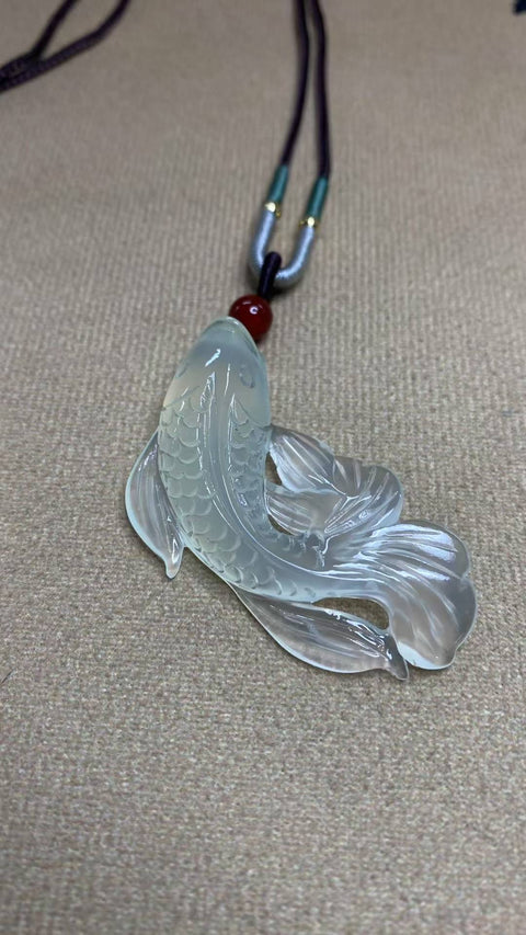 Berjuang untuk Keunggulan: Liontin Giok Xiuyan yang Indah - Ikan Koi - Melambangkan Kekayaan dan Keberuntungan yang Berlimpah. Ukuran: 50 x 29 mm, termasuk ongkos kirim dan pajak.