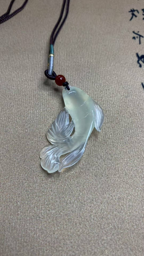 Berjuang untuk Keunggulan: Liontin Giok Xiuyan yang Indah - Ikan Koi - Melambangkan Kekayaan dan Keberuntungan yang Berlimpah. Ukuran: 50 x 29 mm, termasuk ongkos kirim dan pajak.