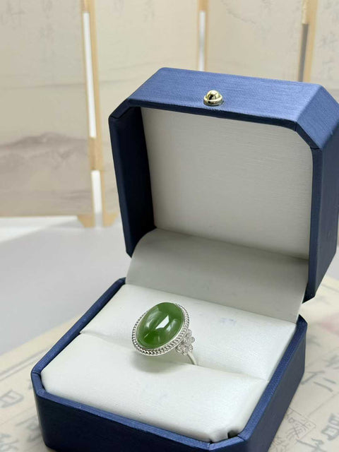 Cincin Cabochon Giok Hetian Bertahtakan Perak Sterling 925 💍 Desain baru dan unik, kualitas giok yang hangat dan halus, menarik perhatian dan memukau saat dikenakan ✨ Ukuran sekitar 18×13mm (termasuk ongkos kirim dan pajak)