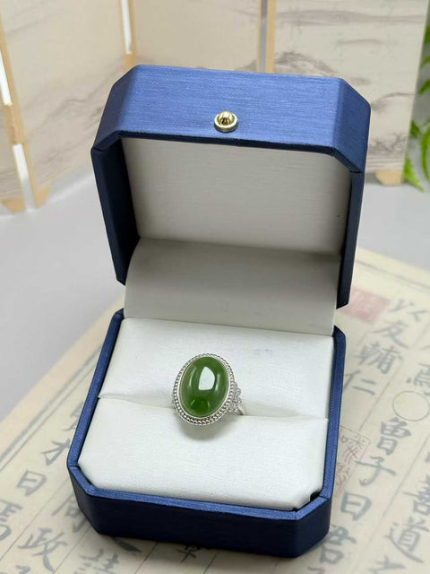 Cincin Cabochon Giok Hetian Bertahtakan Perak Sterling 925 💍 Desain baru dan unik, kualitas giok yang hangat dan halus, menarik perhatian dan memukau saat dikenakan ✨ Ukuran sekitar 18×13mm (termasuk ongkos kirim dan pajak)