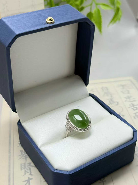 Cincin Cabochon Giok Hetian Bertahtakan Perak Sterling 925 💍 Desain baru dan unik, kualitas giok yang hangat dan halus, menarik perhatian dan memukau saat dikenakan ✨ Ukuran sekitar 18×13mm (termasuk ongkos kirim dan pajak)