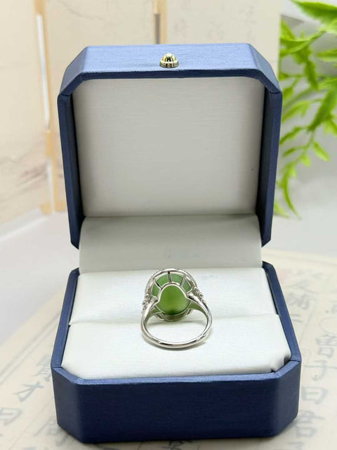 Cincin Cabochon Giok Hetian Bertahtakan Perak Sterling 925 💍 Desain baru dan unik, kualitas giok yang hangat dan halus, menarik perhatian dan memukau saat dikenakan ✨ Ukuran sekitar 18×13mm (termasuk ongkos kirim dan pajak)