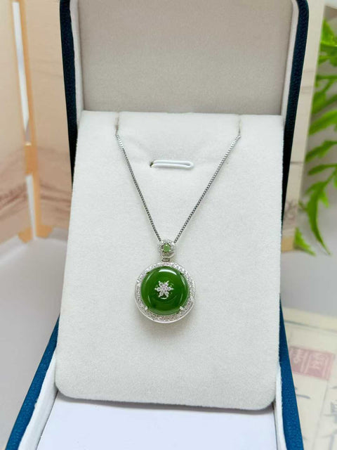 Giok Hetian dari Rusia, tambang tua, desain 'Peace Buckle', bergaya dan klasik, elegan dan indah, bertahtakan perak sterling 925. Ukuran sekitar 14 mm. Biaya kirim dan pajak sudah termasuk.