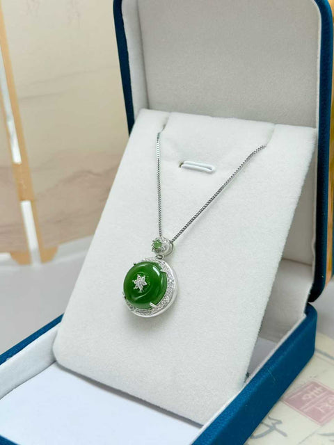 Giok Hetian dari Rusia, tambang tua, desain 'Peace Buckle', bergaya dan klasik, elegan dan indah, bertahtakan perak sterling 925. Ukuran sekitar 14 mm. Biaya kirim dan pajak sudah termasuk.