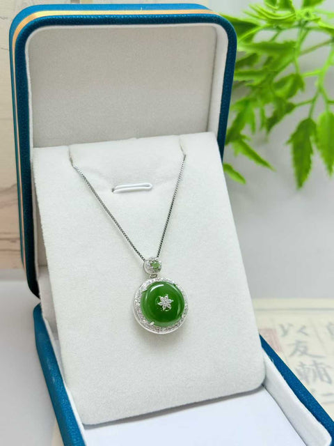 Giok Hetian dari Rusia, tambang tua, desain 'Peace Buckle', bergaya dan klasik, elegan dan indah, bertahtakan perak sterling 925. Ukuran sekitar 14 mm. Biaya kirim dan pajak sudah termasuk.