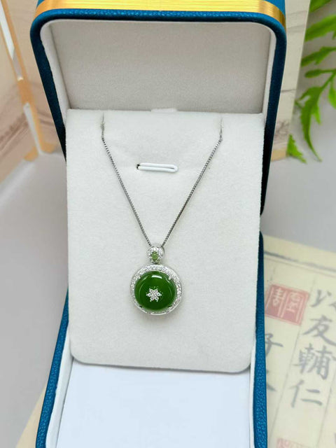 Giok Hetian dari Rusia, tambang tua, desain 'Peace Buckle', bergaya dan klasik, elegan dan indah, bertahtakan perak sterling 925. Ukuran sekitar 14 mm. Biaya kirim dan pajak sudah termasuk.