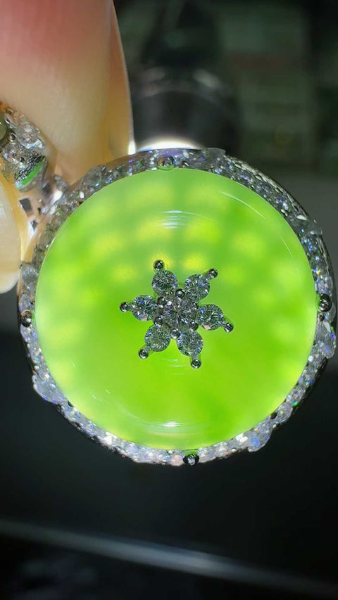 Giok Hetian dari Rusia, tambang tua, desain 'Peace Buckle', bergaya dan klasik, elegan dan indah, bertahtakan perak sterling 925. Ukuran sekitar 14 mm. Biaya kirim dan pajak sudah termasuk.