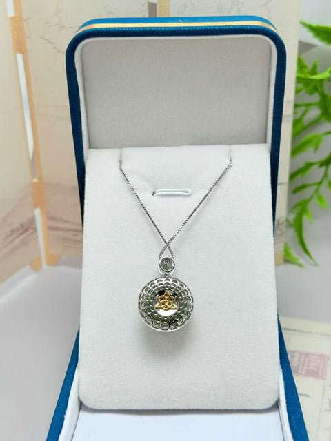 Giok Hetian dari Rusia, tambang tua, desain 'Peace Buckle', bergaya dan klasik, elegan dan indah, bertahtakan perak sterling 925. Ukuran sekitar 14 mm. Biaya kirim dan pajak sudah termasuk.