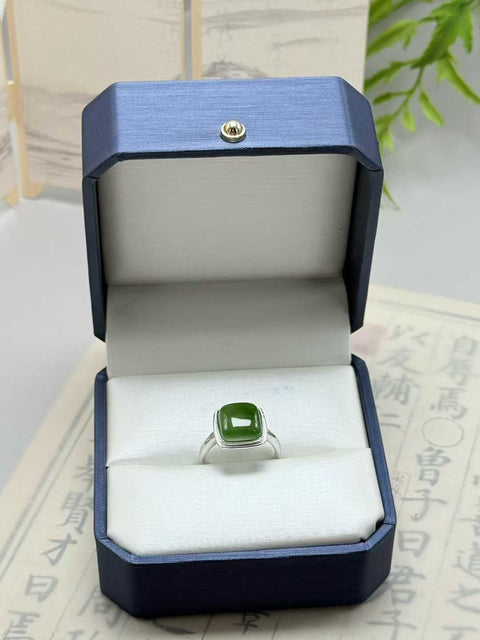 Cincin giok Hetian 'kubus gula', bertahtakan perak sterling 925 yang indah. Gioknya halus dan hangat saat disentuh. Perkiraan ukuran: 10 mm. Sudah termasuk ongkos kirim dan pajak.