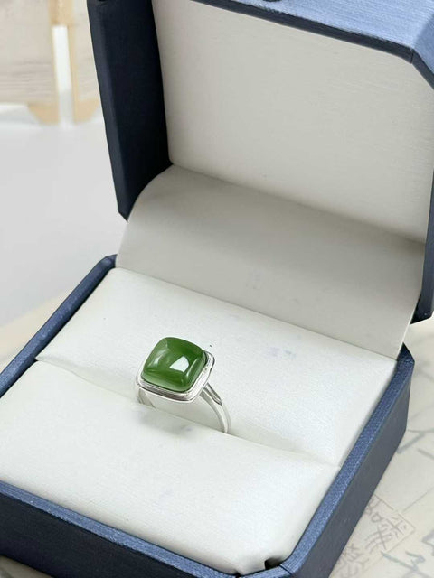 Cincin giok Hetian 'kubus gula', bertahtakan perak sterling 925 yang indah. Gioknya halus dan hangat saat disentuh. Perkiraan ukuran: 10 mm. Sudah termasuk ongkos kirim dan pajak.