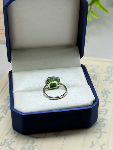 Cincin giok Hetian 'kubus gula', bertahtakan perak sterling 925 yang indah. Gioknya halus dan hangat saat disentuh. Perkiraan ukuran: 10 mm. Sudah termasuk ongkos kirim dan pajak.