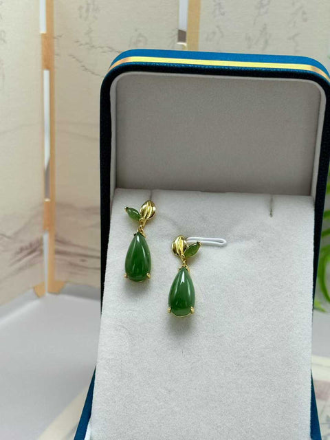 Anting giok Hetian (nefrit), bergaya tradisional Tiongkok, bertatahkan perak sterling 925. Gioknya halus dan hangat saat disentuh. Desainnya unik dan elegan. Perkiraan ukuran: 18×8 mm. Sudah termasuk ongkos kirim dan pajak.