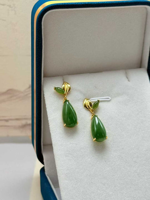 Anting giok Hetian (nefrit), bergaya tradisional Tiongkok, bertatahkan perak sterling 925. Gioknya halus dan hangat saat disentuh. Desainnya unik dan elegan. Perkiraan ukuran: 18×8 mm. Sudah termasuk ongkos kirim dan pajak.