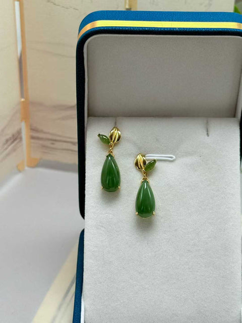 Anting giok Hetian (nefrit), bergaya tradisional Tiongkok, bertatahkan perak sterling 925. Gioknya halus dan hangat saat disentuh. Desainnya unik dan elegan. Perkiraan ukuran: 18×8 mm. Sudah termasuk ongkos kirim dan pajak.