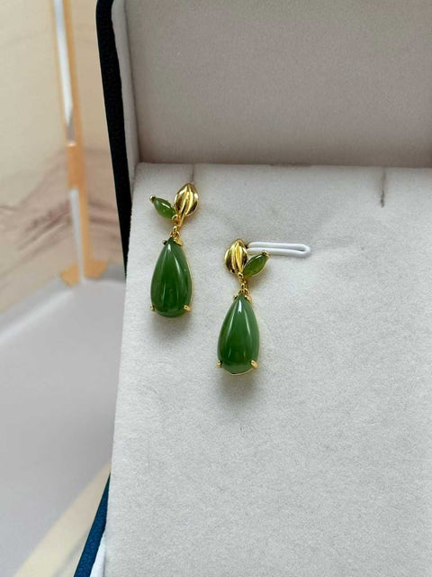 Anting giok Hetian (nefrit), bergaya tradisional Tiongkok, bertatahkan perak sterling 925. Gioknya halus dan hangat saat disentuh. Desainnya unik dan elegan. Perkiraan ukuran: 18×8 mm. Sudah termasuk ongkos kirim dan pajak.