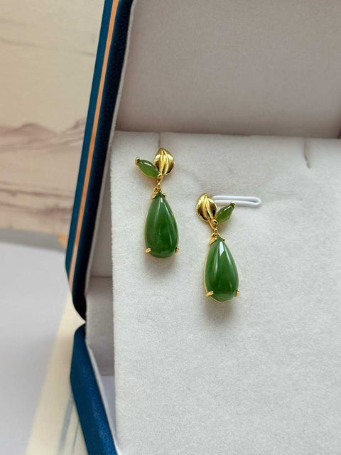 Anting giok Hetian (nefrit), bergaya tradisional Tiongkok, bertatahkan perak sterling 925. Gioknya halus dan hangat saat disentuh. Desainnya unik dan elegan. Perkiraan ukuran: 18×8 mm. Sudah termasuk ongkos kirim dan pajak.