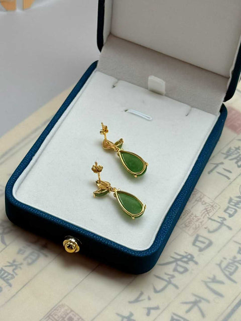 Anting giok Hetian (nefrit), bergaya tradisional Tiongkok, bertatahkan perak sterling 925. Gioknya halus dan hangat saat disentuh. Desainnya unik dan elegan. Perkiraan ukuran: 18×8 mm. Sudah termasuk ongkos kirim dan pajak.