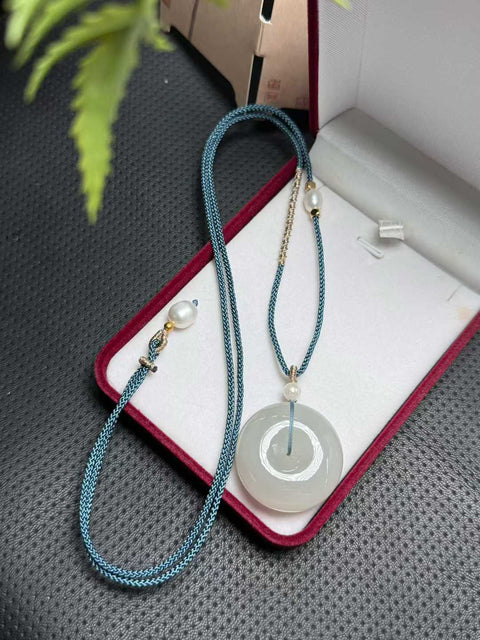 Liontin gesper perdamaian dari giok Hetian yang indah, berwarna ungu es, melambangkan kedamaian dan keamanan. Elegan dan stylish untuk dikenakan, cocok untuk hadiah atau pilihan pribadi. Ukuran sekitar 30×13mm. Biaya kirim dan pajak sudah termasuk.