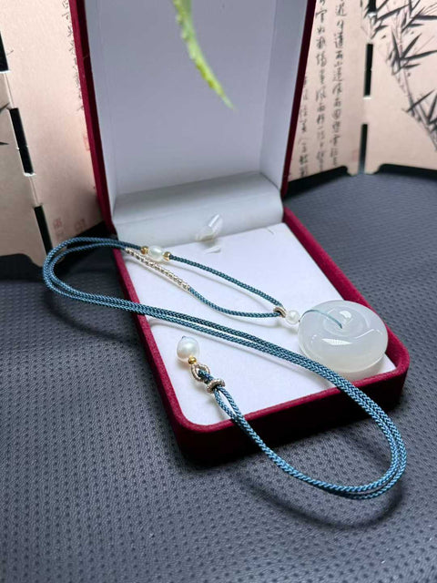 Liontin gesper perdamaian dari giok Hetian yang indah, berwarna ungu es, melambangkan kedamaian dan keamanan. Elegan dan stylish untuk dikenakan, cocok untuk hadiah atau pilihan pribadi. Ukuran sekitar 30×13mm. Biaya kirim dan pajak sudah termasuk.