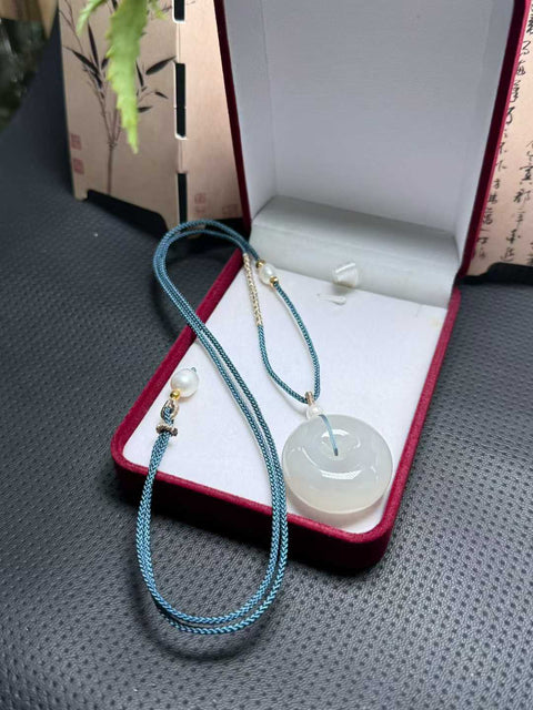 Liontin gesper perdamaian dari giok Hetian yang indah, berwarna ungu es, melambangkan kedamaian dan keamanan. Elegan dan stylish untuk dikenakan, cocok untuk hadiah atau pilihan pribadi. Ukuran sekitar 30×13mm. Biaya kirim dan pajak sudah termasuk.