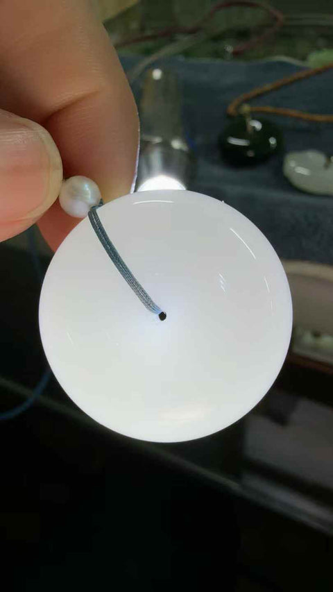 Liontin gesper perdamaian dari giok Hetian yang indah, berwarna ungu es, melambangkan kedamaian dan keamanan. Elegan dan stylish untuk dikenakan, cocok untuk hadiah atau pilihan pribadi. Ukuran sekitar 30×13mm. Biaya kirim dan pajak sudah termasuk.