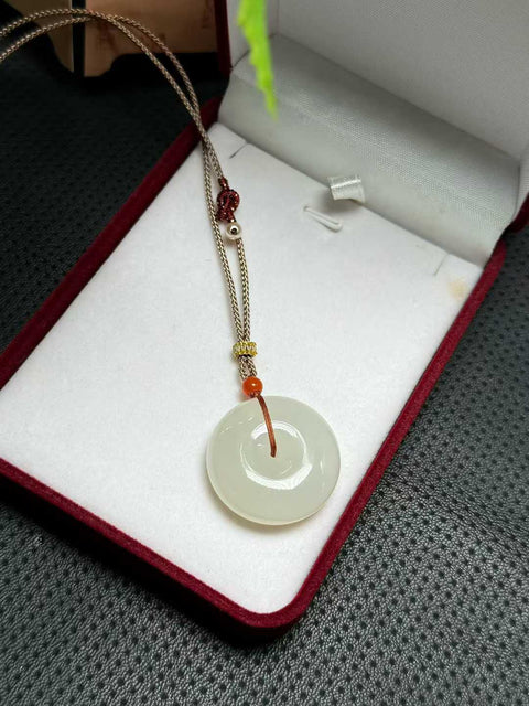 Giok Hetian yang indah, berwarna air jernih, dengan liontin gesper pengaman. Giok ini lembut dan hangat saat disentuh. Perkiraan ukuran: 27,8 x 10 mm. Termasuk biaya pengiriman dan pajak.