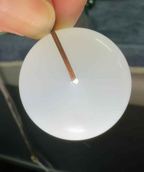 Giok Hetian yang indah, berwarna air jernih, dengan liontin gesper pengaman. Giok ini lembut dan hangat saat disentuh. Perkiraan ukuran: 27,8 x 10 mm. Termasuk biaya pengiriman dan pajak.