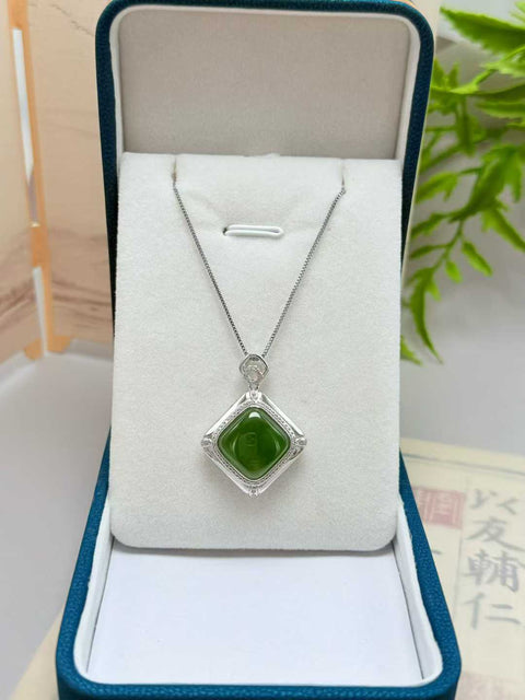 Giok Hetian, nefrit tambang tua Rusia, "Liontin Perdamaian dan Keamanan", bertatahkan perak 925 halus. Ukuran: sekitar 15 mm. Biaya kirim dan pajak sudah termasuk.