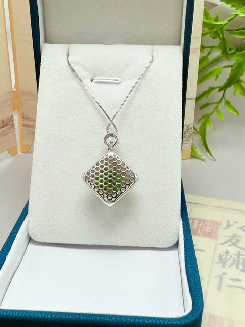 Giok Hetian, nefrit tambang tua Rusia, "Liontin Perdamaian dan Keamanan", bertatahkan perak 925 halus. Ukuran: sekitar 15 mm. Biaya kirim dan pajak sudah termasuk.