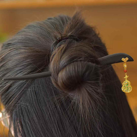 Jepit rambut labu giok Hetian bertatahkan perak 925 #7893-2 menampilkan desain yang unik dan baru. Tekstur gioknya hangat dan halus. Biaya pengiriman dan pajak sudah termasuk.