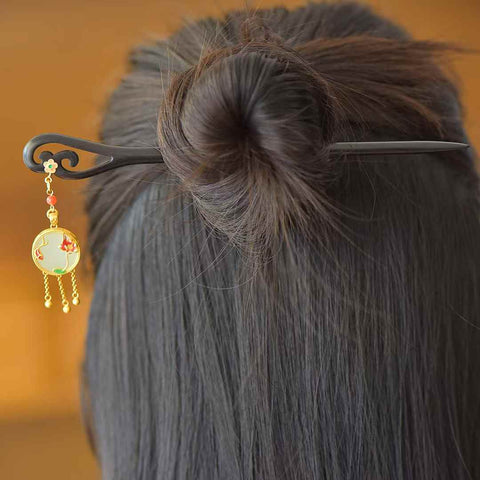 Jepit Rambut Giok Hetian Bertahtakan Perak 925 dengan Rumbai Teratai Indah - Desain Unik dan Unik. Gioknya hangat dan halus, pengerjaannya sangat indah, dan warnanya cerah dan menarik. Biaya pengiriman dan pajak sudah termasuk.