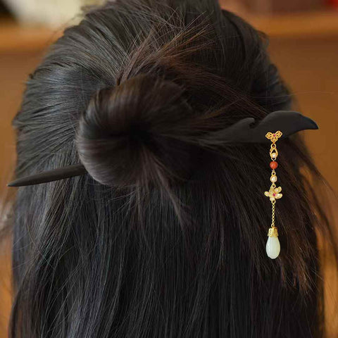 Jepit Rambut Giok Hetian Bertahtakan Perak 925, Bunga Magnolia, Awan Musim Panas, dan Ebony 7828-4# 🌸 Desain baru dan unik, kualitas giok yang hangat dan halus, menarik perhatian dan memukau saat dikenakan. Biaya pengiriman dan pajak sudah termasuk.