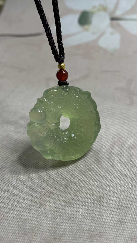 Liontin giok Xiuyan alami yang indah, "Melambung Menuju Sukses", menampilkan ikan yang berubah menjadi naga dan gesper pengaman. Cocok dikenakan oleh siapa saja. Ukuran: 32 x 8,5 mm. Harga sudah termasuk ongkos kirim dan pajak.