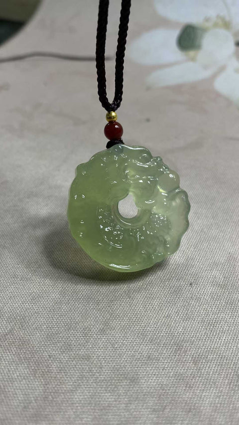 Liontin giok Xiuyan alami yang indah, "Melambung Menuju Sukses", menampilkan ikan yang berubah menjadi naga dan gesper pengaman. Cocok dikenakan oleh siapa saja. Ukuran: 32 x 8,5 mm. Harga sudah termasuk ongkos kirim dan pajak.