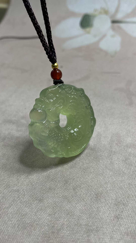 Liontin giok Xiuyan alami yang indah, "Melambung Menuju Sukses", menampilkan ikan yang berubah menjadi naga dan gesper pengaman. Cocok dikenakan oleh siapa saja. Ukuran: 32 x 8,5 mm. Harga sudah termasuk ongkos kirim dan pajak.