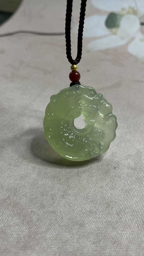 Liontin giok Xiuyan alami yang indah, "Melambung Menuju Sukses", menampilkan ikan yang berubah menjadi naga dan gesper pengaman. Cocok dikenakan oleh siapa saja. Ukuran: 32 x 8,5 mm. Harga sudah termasuk ongkos kirim dan pajak.