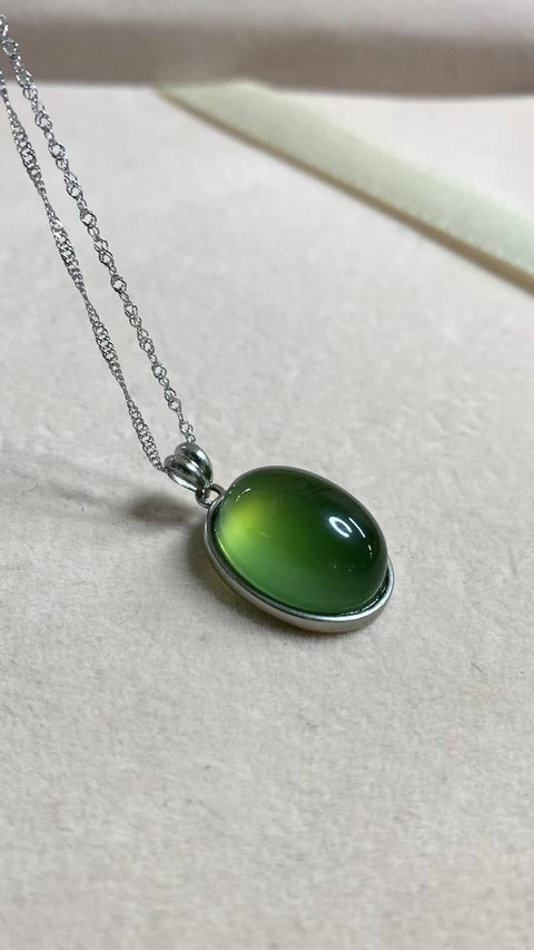 Giok Xiuyan yang indah, berwarna hijau penuh, bertatahkan perak sterling 925—bentuk tetesan air mata, rantai perak sterling 925, dimensi: 13 x 18 mm, termasuk biaya pengiriman dan pajak.