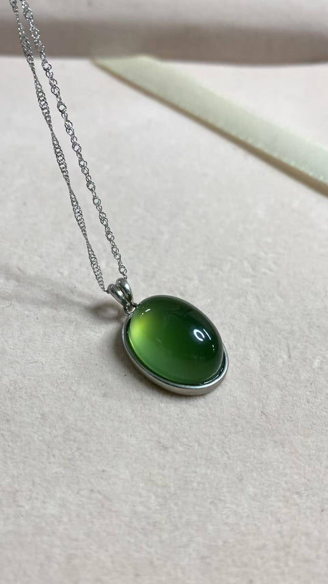 Giok Xiuyan yang indah, berwarna hijau penuh, bertatahkan perak sterling 925—bentuk tetesan air mata, rantai perak sterling 925, dimensi: 13 x 18 mm, termasuk biaya pengiriman dan pajak.