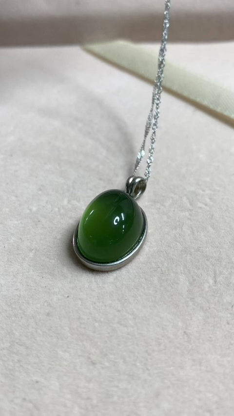 Giok Xiuyan yang indah, berwarna hijau penuh, bertatahkan perak sterling 925—bentuk tetesan air mata, rantai perak sterling 925, dimensi: 13 x 18 mm, termasuk biaya pengiriman dan pajak.