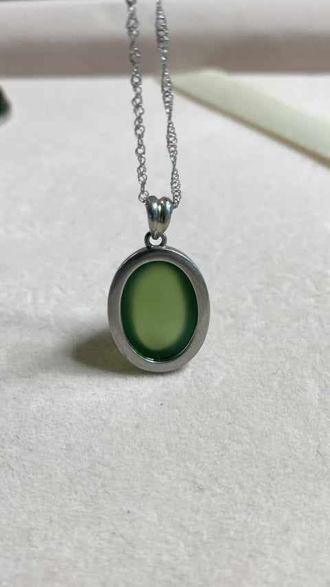 Giok Xiuyan yang indah, berwarna hijau penuh, bertatahkan perak sterling 925—bentuk tetesan air mata, rantai perak sterling 925, dimensi: 13 x 18 mm, termasuk biaya pengiriman dan pajak.