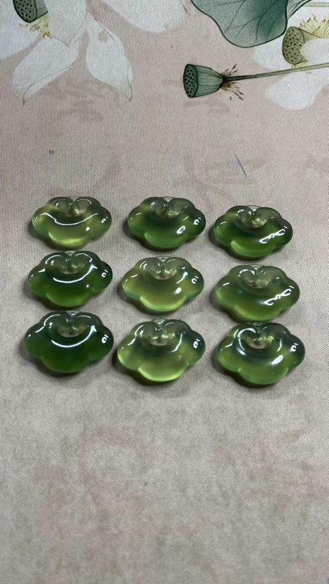 Awan Keberuntungan dan Ruyi: Liontin giok Xiuyan yang indah, warna hijau penuh, dimensi: 27,6 x 20 x 7 mm, termasuk biaya pengiriman dan pajak.