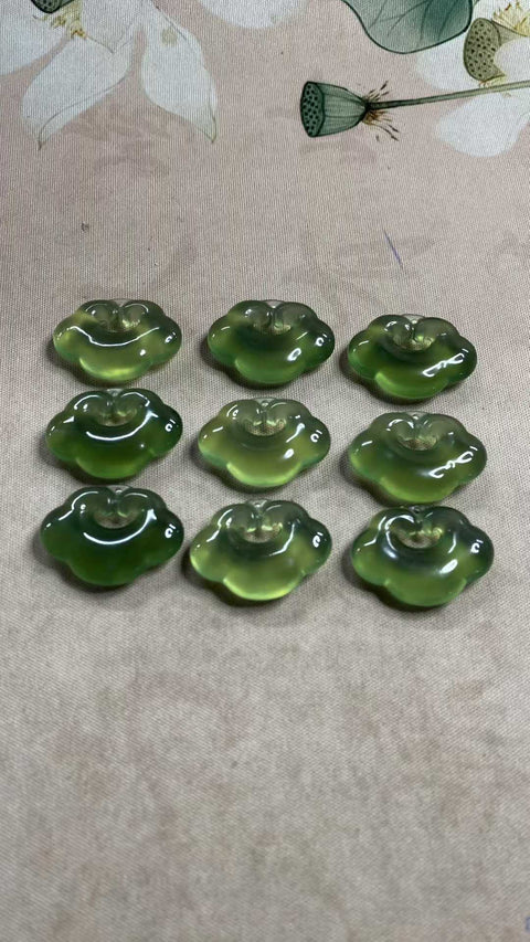 Awan Keberuntungan dan Ruyi: Liontin giok Xiuyan yang indah, warna hijau penuh, dimensi: 27,6 x 20 x 7 mm, termasuk biaya pengiriman dan pajak.