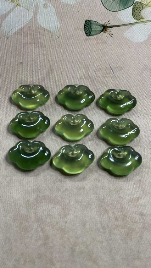 Awan Keberuntungan dan Ruyi: Liontin giok Xiuyan yang indah, warna hijau penuh, dimensi: 27,6 x 20 x 7 mm, termasuk biaya pengiriman dan pajak.