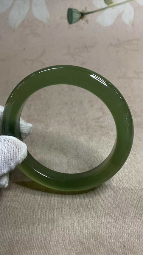 Gelang giok Xiuyan yang indah, berwarna hijau penuh dengan zamrud yang mengambang, melambangkan kekayaan dan kemakmuran seumur hidup. Diameter dalam: 64,2 mm, lebar tepi: 12 mm. Semua batu terbentuk secara alami. Biaya pengiriman dan pajak sudah termasuk.