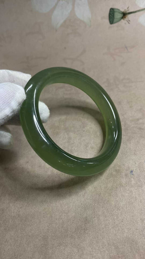 Gelang giok Xiuyan yang indah, hijau penuh dengan zamrud mengambang, diameter dalam: 61,7 mm, lebar tepi: 12,9 mm. Semua batu terbentuk secara alami. Biaya pengiriman dan pajak sudah termasuk.