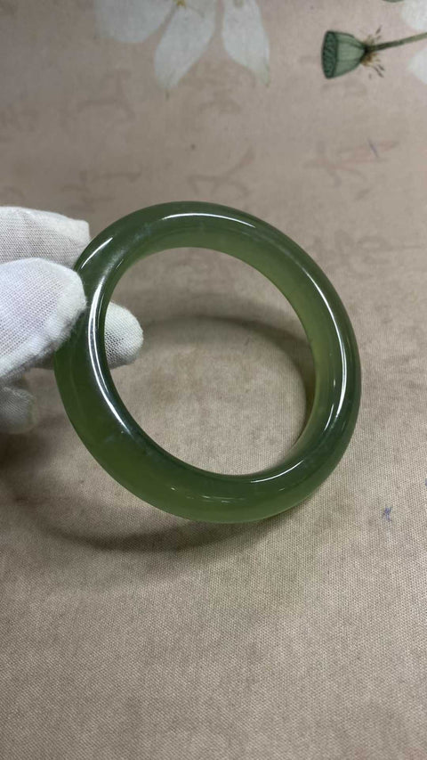 Gelang giok Xiuyan yang indah, hijau penuh dengan zamrud mengambang, diameter dalam: 61,7 mm, lebar tepi: 12,9 mm. Semua batu terbentuk secara alami. Biaya pengiriman dan pajak sudah termasuk.